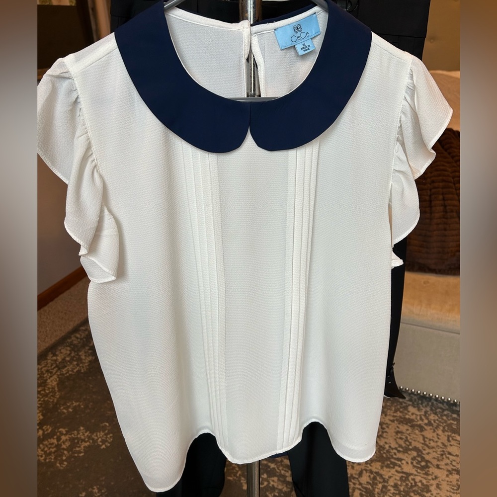 Cece short sleeve blouse with contrast collar